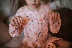 Zestaw kreatywny do tworzenia biżuterii Tęczowe koraliki / Janod