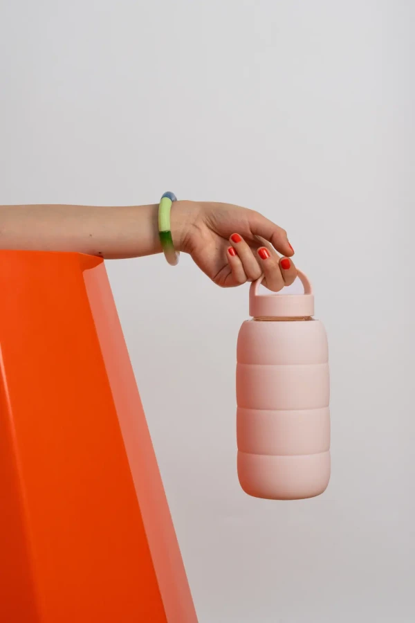 Szklana butelka do monitorowania dziennego nawodnienia Puffer Bottle - SEASHELL / BINK