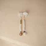 Zawieszka koralikowa na smoczek Eva - White / Mushie