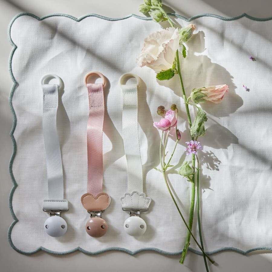 Drewniana zawieszka do smoczka - Blushing Pink Heart / Elodie Details