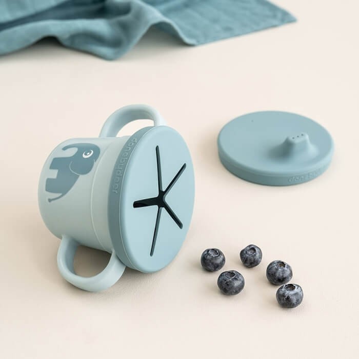 Kubek z ustnikiem i nakładką Niewysypek Foodie - Blue / Done by Deer