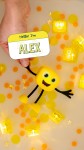 Postać do kąpieli Alex - zestaw z dwiema kostkami sensorycznymi świecącymi w wodzie / Glo Pals