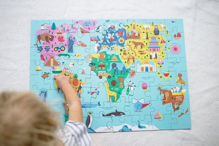 Puzzle Mapa Świata z elementami w kształcie budynków i zwierząt 5+ / Mudpuppy