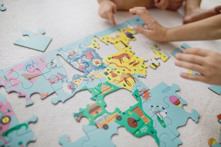 Puzzle Mapa Świata z elementami w kształcie budynków i zwierząt 5+ / Mudpuppy