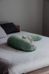 Ergonomiczna poduszka rogal dla kobiet w ciąży i karmiących Big Flopsy™, Fleur de coton Sage Green / Beaba