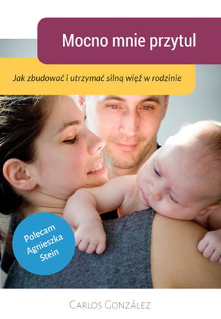 Rodzina z dzieckiem - mama trzyma dziecko na rękach i je przytula