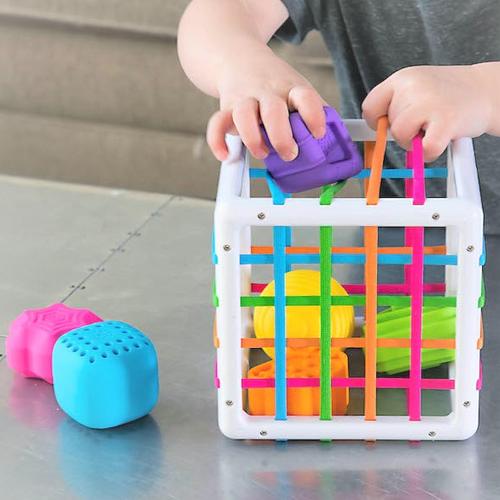 Kostka sorter z kolorowymi klockami